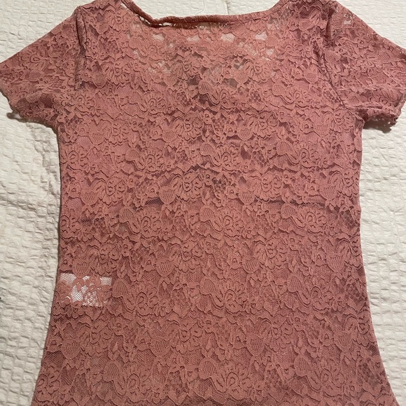 Women’s Pink lace top with a cute little bow on the front!!
Size:small - Picture 3 of 3